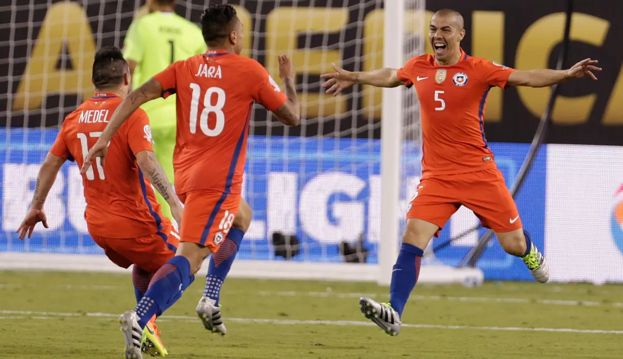 Gelandang Chile, Francisco Silva (kanan) berselebrasi usai berhasil malakukan tendang penalti pada Final Copa America 2016 di MetLife Stadium, AS, Senin (27/6). Chile menang atas Argentina lewat adu penalti dengan skor 4-2. (Adam Hunger-USA TODAY Sports)