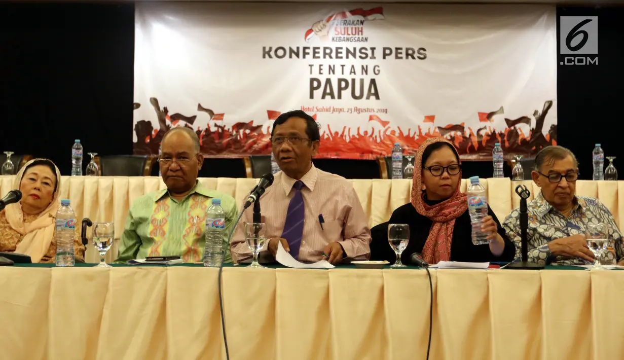 Ketua Gerakan Suluh Kebangsaan Mahfud MD memberikan keterangan terkait kerusuhan Papua dalam acara di Jakarta, Jumat (23/8/2019). Gerakan Suluh Kebangsaan menyerukan semua pihak untuk melakukan pendekatan dialog yang konstruktif dan persuasif terkait permasalahan di Papua. (Liputan6.com/Johan Tallo)