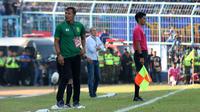 Pelatih sementara Persebaya, Sugiantoro, saat mendampingi dalam laga kontra Arema di Stadion Kanjuruhan, Kabupaten Malang (15/8/2019). (Bola.com/Aditya Wany)