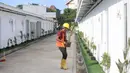 Proyek yang digarap Badan Usaha Milik Negara (BUMN) Karya ini bertujuan memberikan hunian lebih layak dan aman bagi warga yang dulunya tinggal di bantaran rel Senen. Tampak dalam foto, aktivitas pekerja menyelesaikan Hunian Sementara (Huntara) di kawasan Kramat Raya, Senen, Jakarta Pusat, Jumat (24/4/2026). (Kapanlagi.com/Budy Santoso)