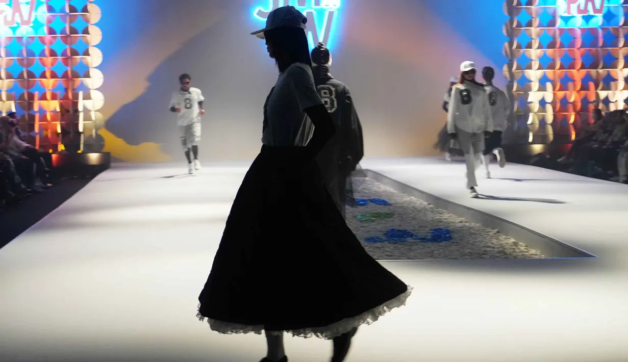 JMFW akan menghadirkan ratusan karya para desainer ternama seperti Zeta Prive, Jenna & Kaia, Dama Kara, Neu Men, Brilianto, Irna Mutiara, Ayu Dyah Andari, Myfum, Vanilla Hijab, Khanaan, Nonaaltha by  Althafunissa dan lainnya. Tampak dalam foto, model-model memamerkan karya desainer mode Indonesia Brilianto selama Jakarta Muslim Fashion Week, Kamis 6 November 2025. (AP Photo/Tatan Syuflana)