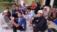 Skuat Sriwijaya FC Cekatan Layani Warga Palembang Berbuka Puasa 
