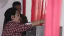 Ketua Umum PDI-P Megawati Soekarnoputri memasukkan surat suara usai menggunakan hak pilihnya pada Pilkada DKI Jakarta putaran 2 di TPS 027 Kebagusan, Jakarta, Rabu (19/4). (Liputan6.com/Helmi Fithriansyah)