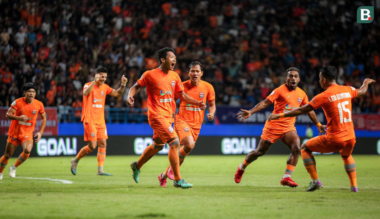 <p>Selebrasi pemain Borneo FC, Muhammad Alfharezzi (tengah) setelah mencetak gol pertama timnya ke gawang Madura United pada laga leg kedua semifinal Championship Series BRI Liga 1 2023/2024 di Stadion Batakan, Balikpapan, Kalimantan Timur, Minggu (19/5/2024). (Bola.com/Bagaskara Lazuardi)</p>