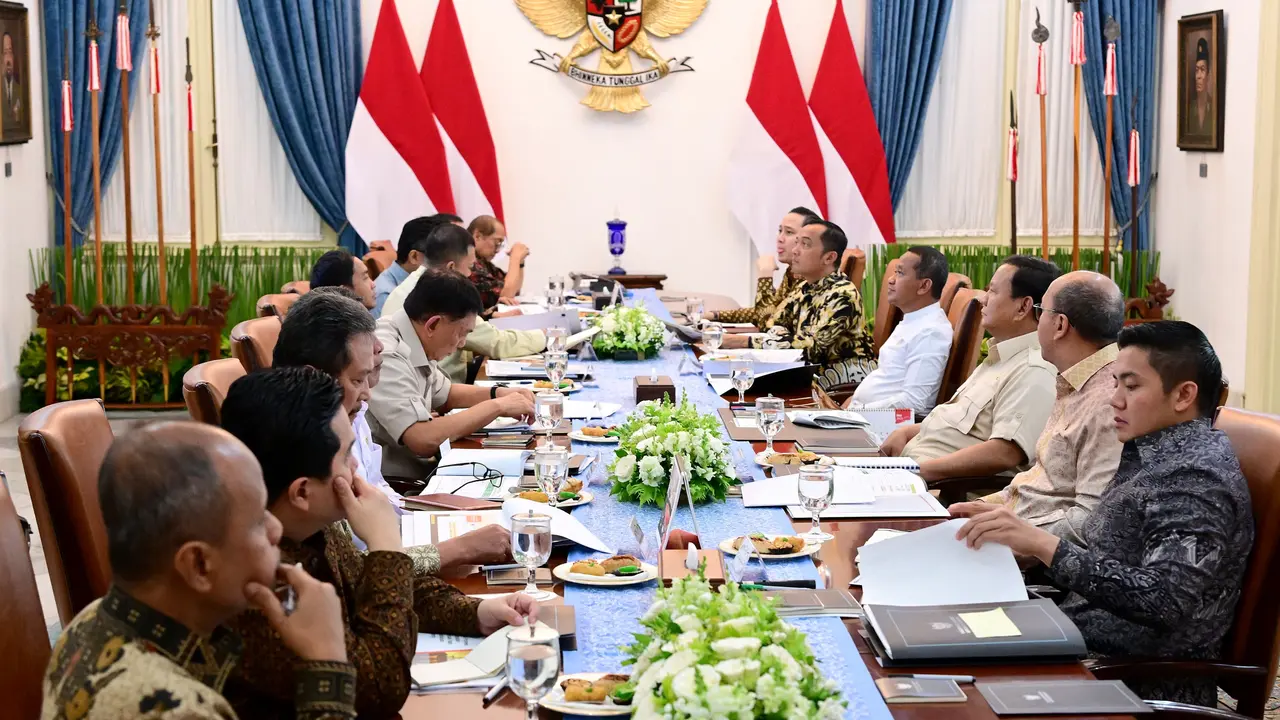 Rapat terbatas terkait hilirisasi dengan Presiden Prabowo Subianto di Istana Kepresidenan Jakarta, Jumat (23/5/2025). (Foto: Biro Pers Sekretariat Presiden)