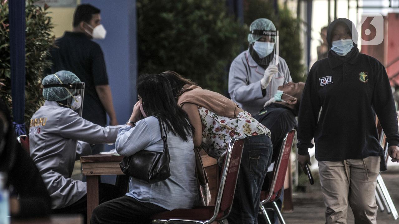 FOTO: Keluarga Korban Kecelakaan Sriwijaya Air SJ 182 Datangi Posko Ante Mortem RS Polri