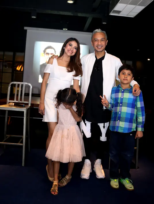 Berbeda dengan kesehariaanya di atas panggung yang rock star. Dikeluarganya ia sebagai suami yang romantis. (Andy Masela/Bintang.com)