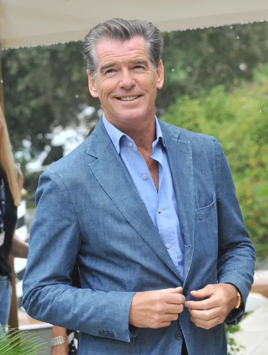 Keely Shaye Smith tetap terlihat cantik, namun perbedaan tampak pada bentuk tubuhnya yang tak seperti dulu. Namun cinta Pierce Brosnan kepada istrinya mengalahkan segala macam bentuk tubuh ideal. (Bintang/EPA)