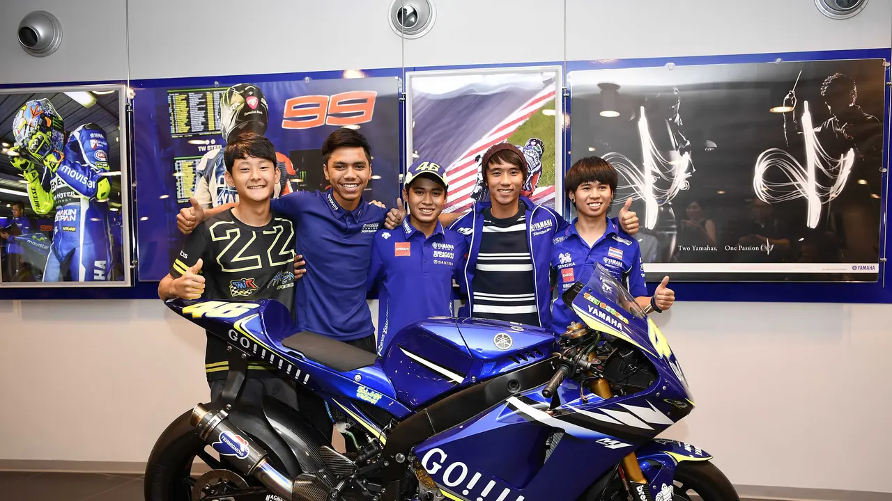 Pembalap Indonesia di kantor Yamaha 
