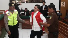 Petugas memborgol Komisaris First Travel Kiki Hasibuan usai menjalani sidang vonis di Pengadilan Negeri Depok, Jawa Barat, Rabu (30/5). Kiki divonis 15 tahun penjara dan denda 5 miliar rupiah subsider 8 bulan penjara. (Liputan6.com/Herman Zakharia)