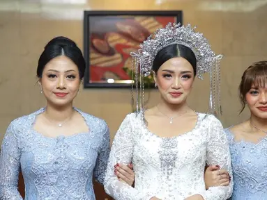 Amel Carla pakai kebaya biru di momen akad nikah. Tatanan rambut dengan poni membuat tampilan Amel makin cantik. Kenakan kebaya warna biru cerah, lipstik Amel kontras berwarna lebih gelap. Kalung yang dikenakannya mendukung penampilannya jadi makin menarik. Tak hanya fokus dengan penampilan Amel, beberapa netizen memuji pesona kakak Amel di pernikahannya. (Liputan6.com/IG/@amelcarla)