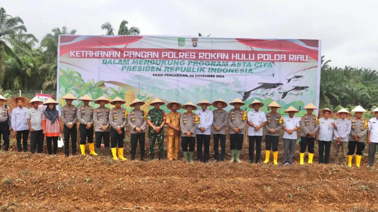 Personel Polres Rokan Hulu bersama pemerintah setempat di lahan ketahanan pangan mendukung Asta Cita Prabowo Subianto.