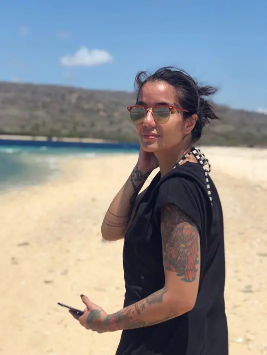 Lahir di Malang pada tahun 1989, Sheila memang sering tampil santai di saat liburan. Saat berpose di sebuah pantai, ia menggunakan baju kaus hitam ditambah aksesoris kacamata. Penampilannya begitu memesona. (Liputan6.com/IG/@itssheilamj)