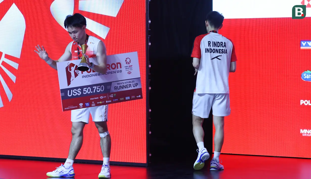 Ganda putra Indonesia, Raymond Indra dan Nikolaus Joaquin, berhasil keluar sebagai runner-up di turnamen bulu tangkis Polytron Indonesia Open 2026. (Bola.com/M Iqbal Ichsan)