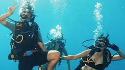 Nia Ramadhani tampak mesra saat diving bareng Ardi Bakrie. Keduanya berpose bersama di dalam air. (Instagram/ramadhaniabakrie)