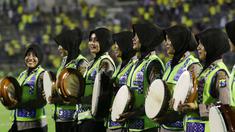 Polwan kota Gresik bersiap memainkan seni Banjari usai laga Gresik United melawan Sriwijaya FC pada Torabika SC 2016 di Stadion Tri Dharma, Minggu(12/6/2016). (Bola.com/Nicklas Hanoatubun)