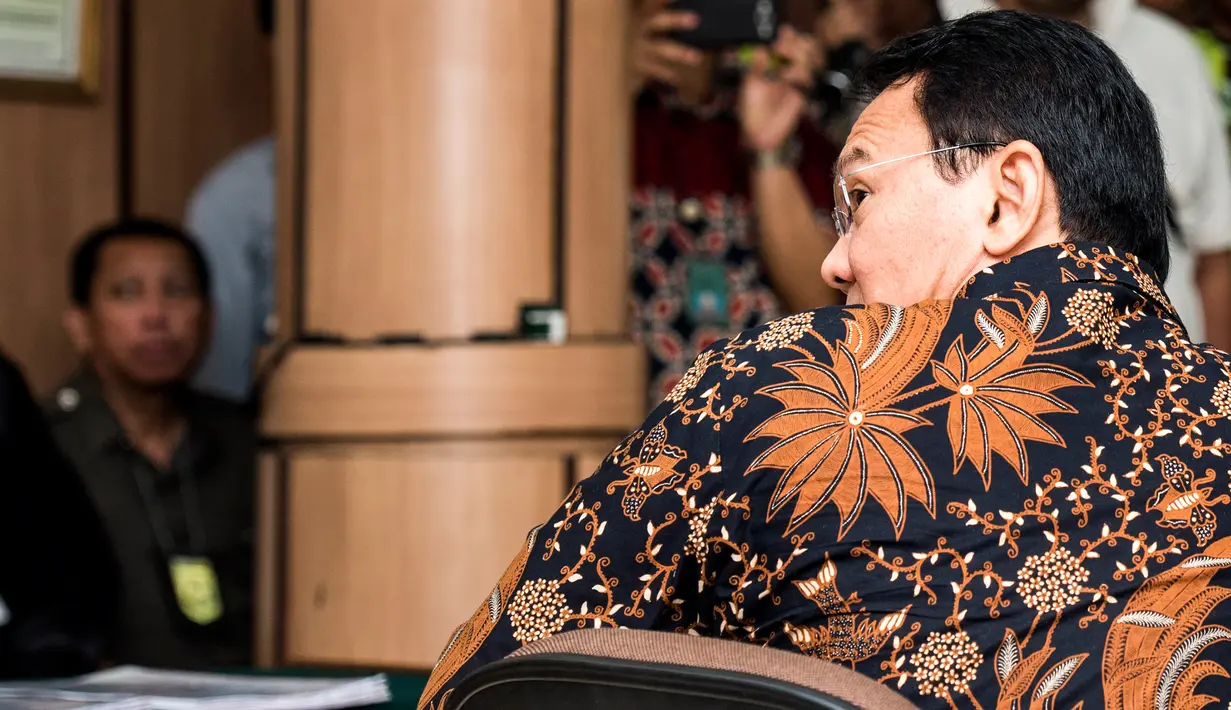 Basuki Tjahaja Purnama (Ahok) melihat ke arah pengunjung sesaat sebelum sidang lanjutan kasus dugaan penistaan agama di PN Jakarta Utara, Selasa (20/12). Agenda sidang adalah tanggapan dari JPU atas nota keberatan Ahok. (Liputan6.com/Pool/Agung Rajasa)