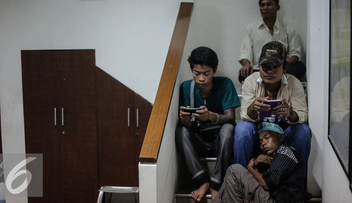 Sejumlah warga negara Myanmar beristirahat di Bareskrim Mabes Polri, Jakarta, Rabu (5/8/2015). Sebanyak 45 warga negara Myanmar dievakuasi dari hotel fiducia yang diduga menjadi korban perdagangan orang di Ambon. (Liputan6.com/Faizal Fanani)