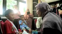 Salah satu terapis membimbing seorang anak mengeja kata sebagai bagian terapi wicara yang digelar Smile Train dan Yayasan Senyum Sulteng di Kota Palu, Jumat (22/11/2024). (Foto: Heri Susanto/ Liputan6.com)