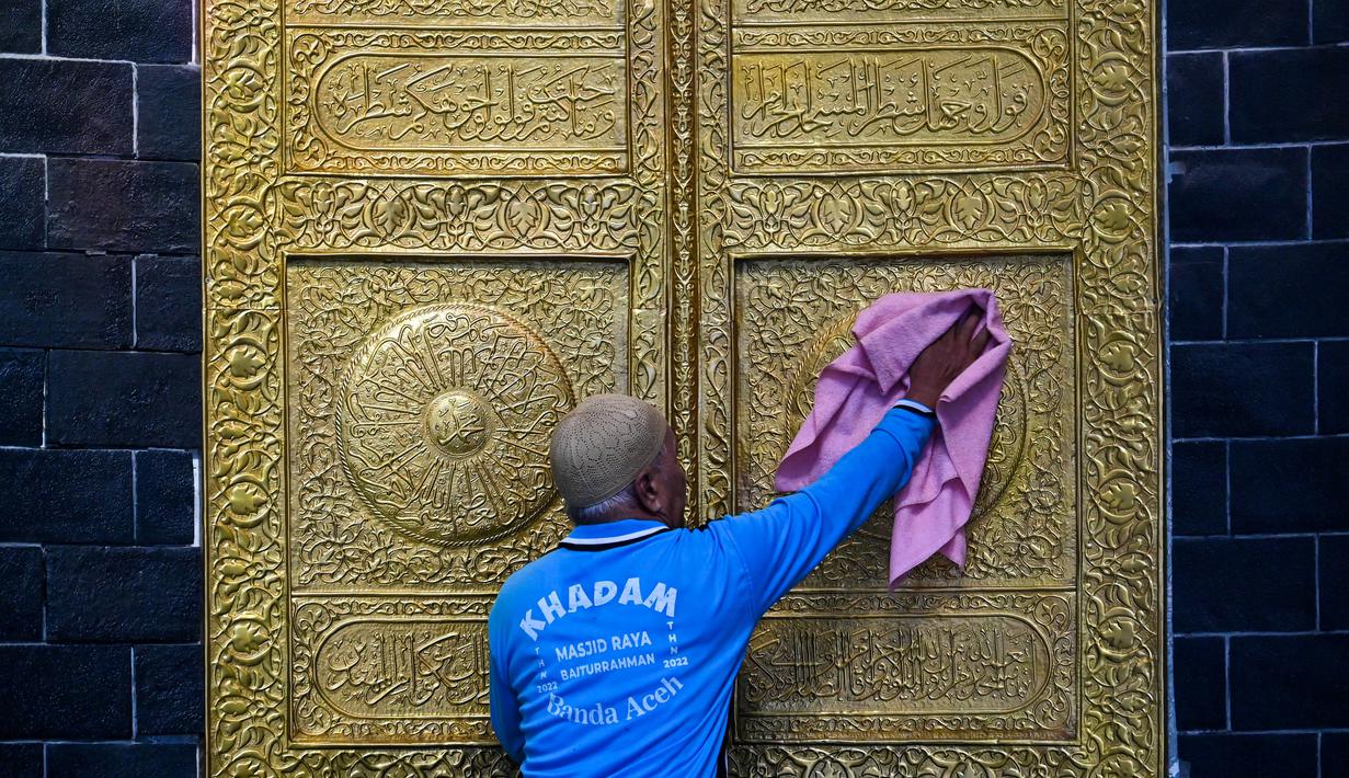 Bersih-bersih dilakukan untuk menyambut bulan suci Ramadhan 1444 H.  (AFP/CHAIDEER MAHYUDDIN)