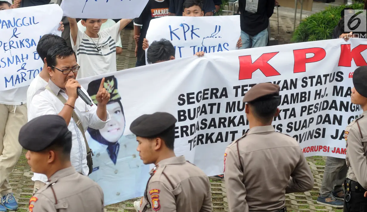 Aktivis Suara Pemuda Anti Korupsi (Speak) berunjuk rasa di depan Gedung KPK, Jakarta, Senin (21/1). Aktivis menutut KPK segera memanggil Bupati Muaro Jambi Masnah Busyroh dan menetapkannya sebagai tersangka. (Merdeka.com/Dwi Narwoko)