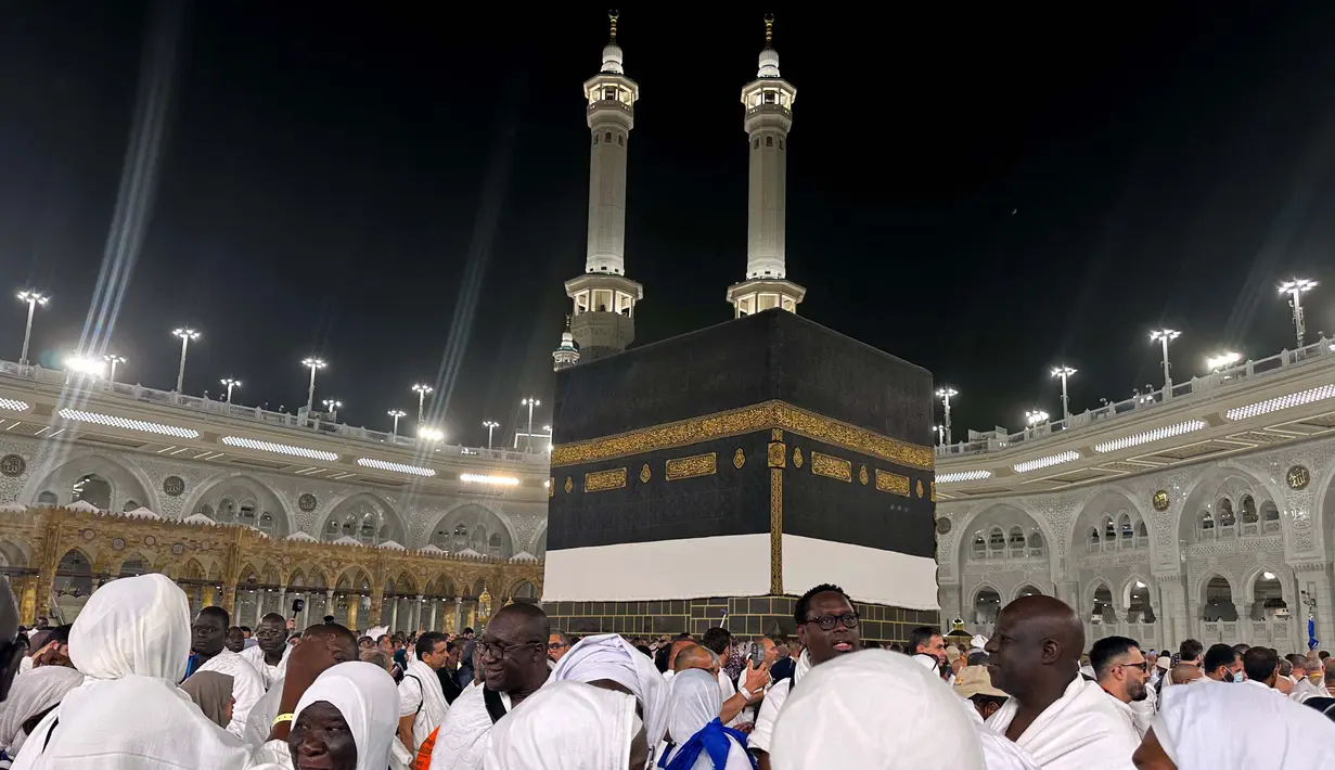 Menjelang puncak haji di Armuzna (Arafah, Muzdalifah, dan Mina), jutaan umat Muslim melaksanakan ibadah di sekitar Ka'bah dan Masjidil Haram, termasuk sholat lima waktu dan tawaf pada 2 Juni 2025. (Foto oleh AFP)