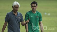 Direktur Teknik PSSI, Danurwindo, memberikan masukan kepada striker Timnas Indonesia U-22, Ezra Walian, usai latihan di Lapangan SPH Karawaci, Banten, Sabtu (25/3/2017). Sekitar lima menit keduanya tampak berdiskusi. (Bola.com/Vitalis Yogi Trisna)