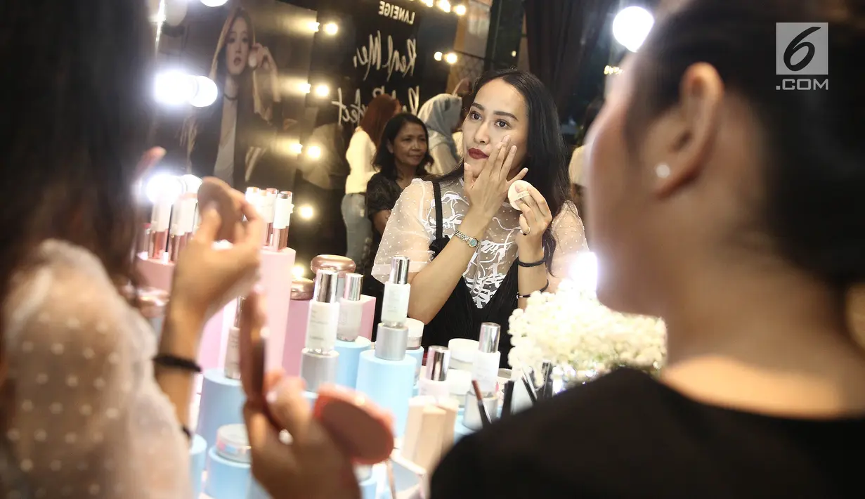 Peserta sedang mencoba produk Laneige saat Laneige x Fimela Christmas dinner : Sparkle My Way di Jakarta, Kamis (20/12). Laneige x Fimela Christmas dinner : Sparkle My Way menghadirkan workshop session "wax sachet". (Liputan6.com/Herman Zakharia)