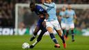 Duel Rudiger dan Leroy Sane pada laga final Carabao Cup 2019 yang berlangsung di stadon Wembley, London, Senin (25/2). Man City menang 4-3 atas Chelsea lewat drama adu penalti. (AFP/Glyn Kirk)