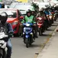 Pengendara ojek online melintas di Jalan Raya Pasar Minggu, Jakarta, Jumat (18/12/2015). Setelah sempat dilarang pengoperasiannya oleh Kementerian Perhubungan, kini ojek online diperbolehkan beroperasi kembali. (Liputan6.com/Helmi Fithriansyah)