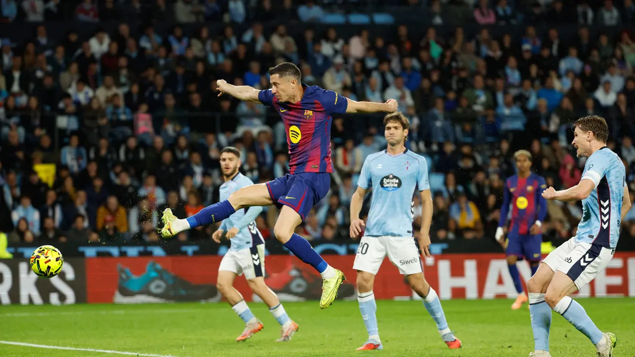 Robert Lewandowski mencetak gol di laga Celta Vigo vs Barcelona di pekan ke-12 La Liga 2025/2026 di Balaidos, Senin (10/11/2025) dini hari WIB. (AP Photo/Lalo R. Villar)
