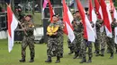 Peserta Kemah Pemuda Indonesia membawa bendera merah putih saat apel di Cibubur, Jakarta, Jumat (27/10). Menyambut peringatan Sumpah Pemuda, acara dibuka dengan apel 1.000 Pemuda Indonesia, dan dilanjutkan dengan Kirab Satu Negeri. (Liputan6.com/Ipung)