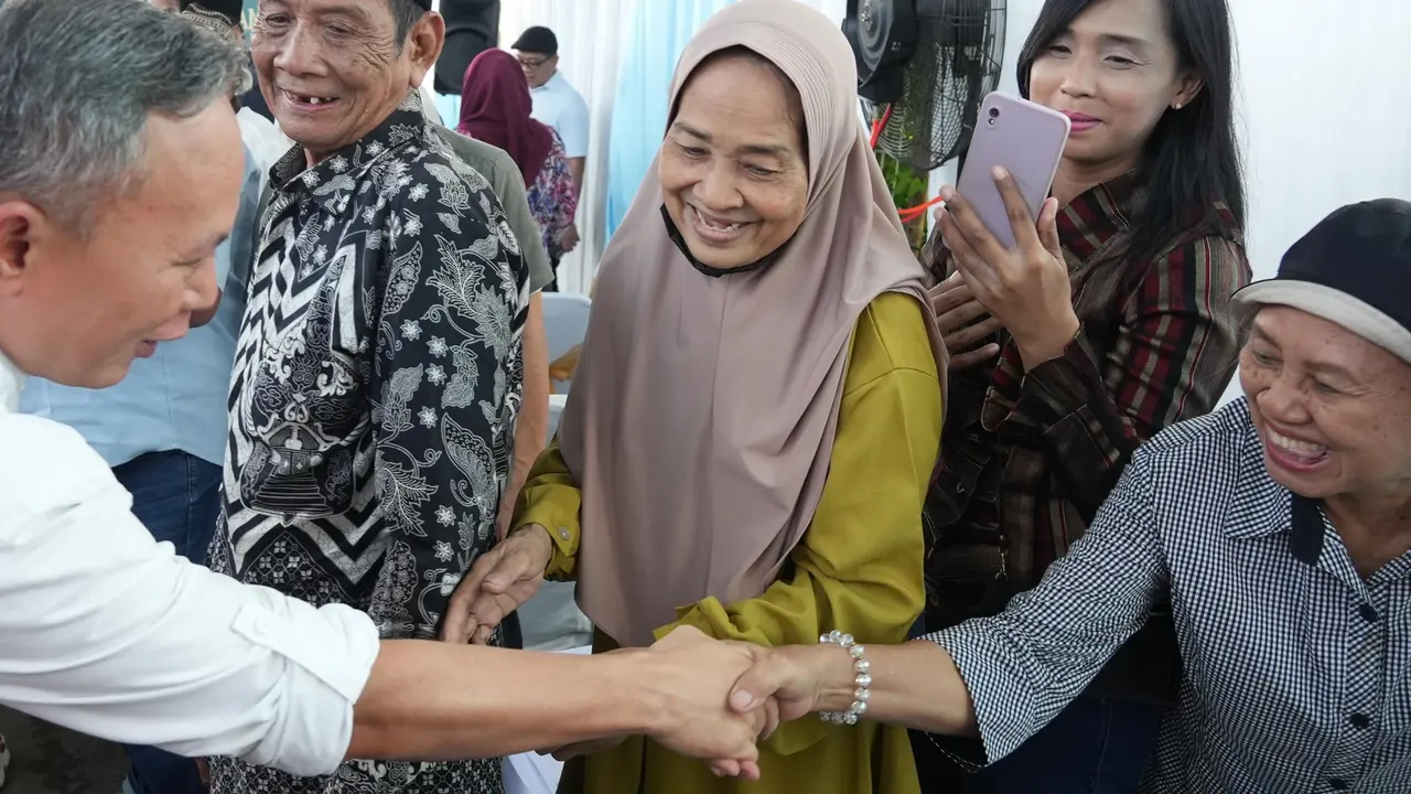 Wakil Menteri Hak Asasi Manusia (HAM), Mugiyanto menemui keluarga korban peristiwa Mei 98 di Klender, Jakarta Timur.