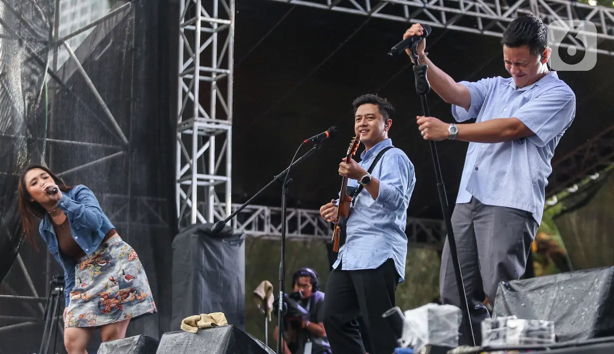 Keseruan Social Chic 2024 bertambah dengan penampilan sederet penyanyi. (Liputan6.com/Angga Yuniar)