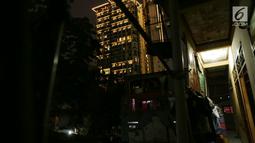 Pemandangan gedung- gedung bertingkat di kawasan Senayan, Jakarta, Jumat (28/9). Rumah-rumah kecil Ibu Kota makin tersingkir dikarenakan banyaknya lahan yang dijadikan kawasan komersial seperti mall, apartemen, perkantoran. (Merdeka.com/Imam Buhori)