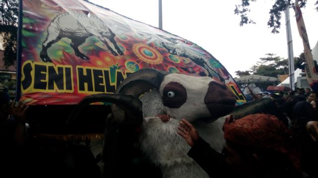 Salah satu kesenian lokal Garut, terlihat menghibur ribuan warga Garut yang memadati area ALun-Alun