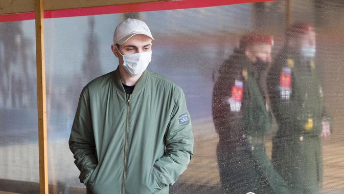 Seorang kandidat perekrutan tentara menunggu untuk menjalani pemeriksaan fisik di St. Petersburg, Rusia (20/10/2020). Perekrutan tentara musim gugur yang sedang berlangsung di Rusia dimulai pada 1 Oktober dan akan berlangsung hingga 31 Desember mendatang. (Xinhua/Irina Motina)