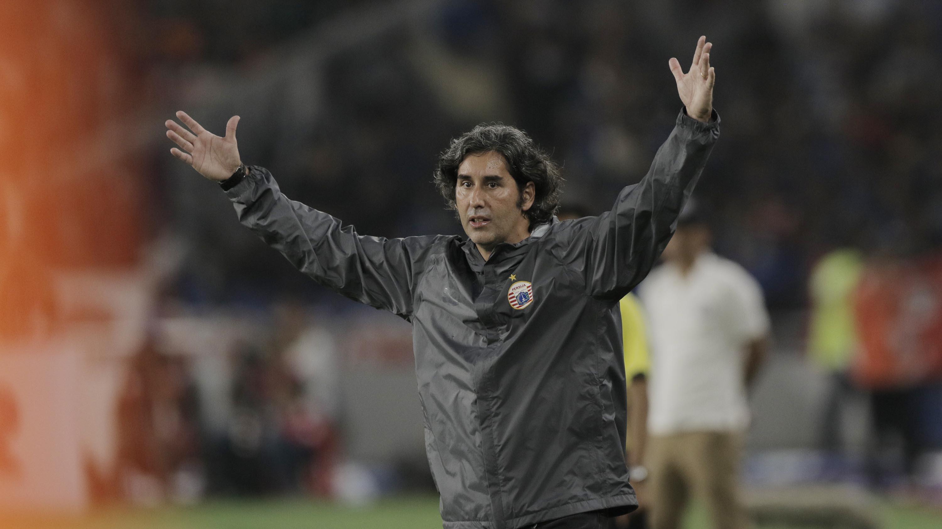 Pelatih Persija Jakarta, Stefano Cugurra Teco, saat pertandingan melawan Arema FC pada laga Liga 1 di SUGBK, Jakarta, Sabtu (31/3/2018). Persija menang 3-1 atas Arema FC. (Bola.com/M Iqbal Ichsan)