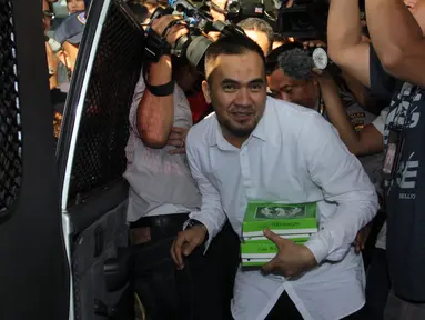 Pedangdut Saipul Jamil saat akan memasuki mobil tahanan usai menjalani pemeriksaan di KPK, Jakarta, Kamis (21/7). Saipul diperiksa sebagai saksi kasus dugaan suap kepada panitera PN Jakarta Utara terkait putusan perkaranya. (Liputan6.com/Helmi Afandi)