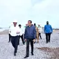 Presiden Jokowi bersama Menko Marves Luhut Binsar Panjaitan meninjau Proyek Pembangunan Kawasan Industri Hijau di Kalimantan Utara. (Foto: Rusman - Biro Pers Sekretariat Presiden)