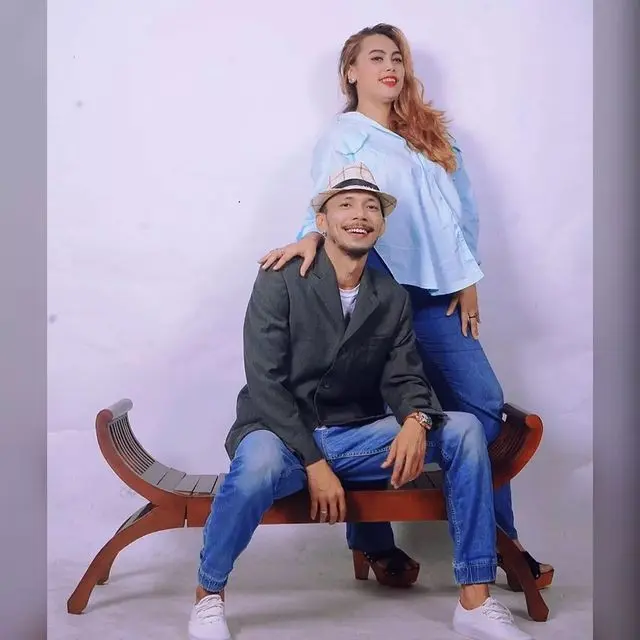 Pernah Viral, Ini 7 Potret Terbaru Norman Kamaru Bersama Istri yang Jarang Tersorot