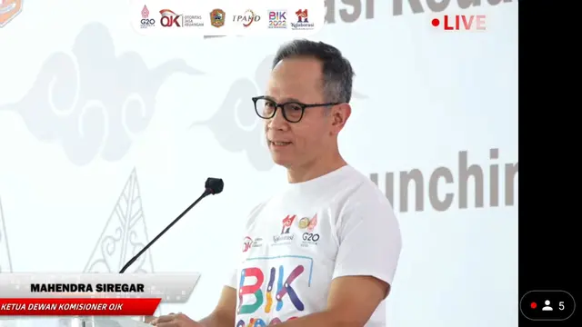 Ketua Dewan Komisioner OJK Mahendra Siregar