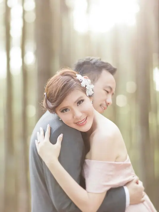 Olga Lydia dikenal sebagai seorang model, presenter dan aktris. Walaupun sudah berumur 41 tahun, akan tetapi istri Raphael Aris Utama ini tetap terlihat cantik. (Foto: instagram.com/olgaly_dia)