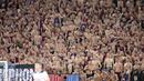 Aksi fans CSKA Moscow  saat mendukung timnya  melawan Tottenham pada lanjutan Liga Champions grup E di CSKA Stadium, Rabu (28/9/2016) dini hari WIB. (AP/Ivan Sekretarev)