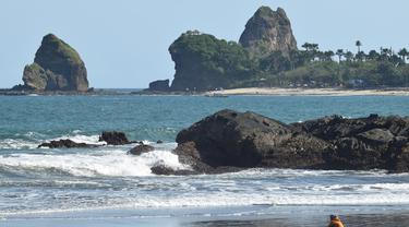 Wisata di Jember Pantai Watu Ulo (Sumber: Istockphoto)