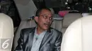 Hakim Agung Surya Jaya berada di dalam mobil usai bertemu Pimpinan KPK, Jakarta (8/9). MA tengah menggodog Peraturan MA tentang Tanggung Jawab Pidana Korporasi. (Liputan6.com/Helmi Afandi)