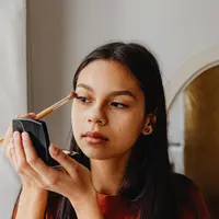 Makeup soft tone hadir sebagai alternatif dengan teknik yang lebih ringan (Sumber: Pexels.com)
