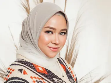 Seleb yang mengawali karier sebagai finalis Gadis Sampul ini kerap tampil natural tanpa makeup. Namun saat pemotretan, ia tampil totalitas dengan riasan wajah. Aryani tampak cantik dengan makeup flawless. (Liputan6.com/IG/@aryanifitriana24)