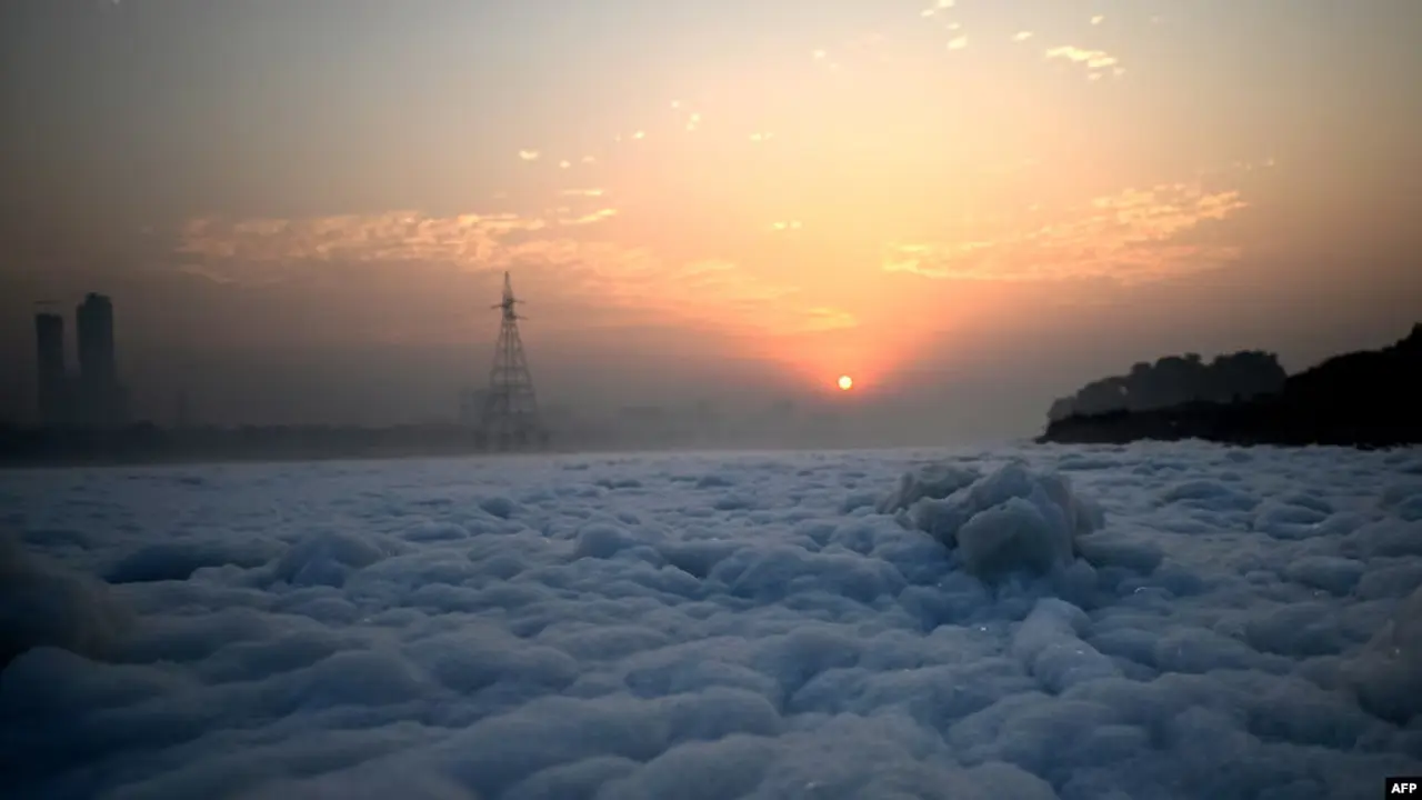 Busa tampak menyelimuti permukaan Sungai Yamuna yang tercemar di New Delhi, India, pada 17 Oktober 2024. (AFP/Sajjad Hussain)