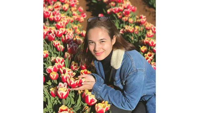 7 Gaya Chelsea Islan Tanpa Makeup, Tetap Memesona